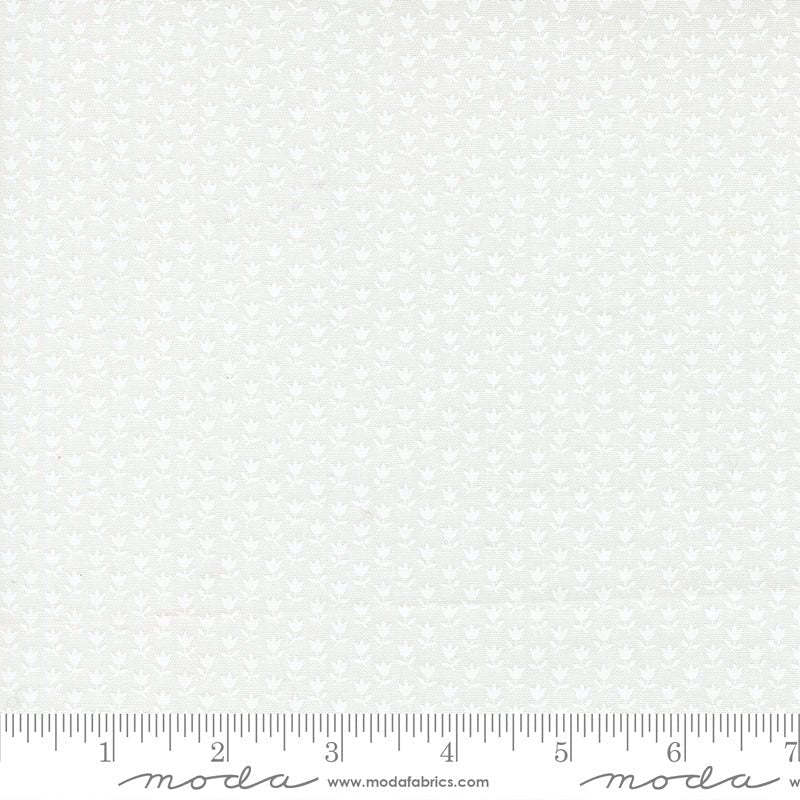 A Cat Named Stitch Small Tulips Cream White – Remnant 14″ × 44″ - Moda from Fort Worth Fabric Studio